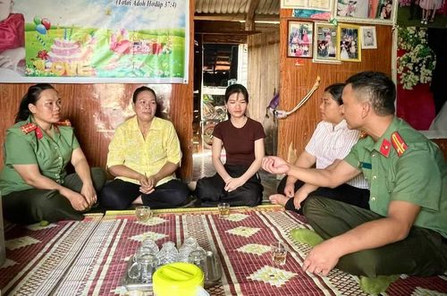 Nhờ Công an xã Chư A Thai hỗ trợ hoàn tất các thủ tục, mẹ con bà Ksor H’Nhih và chị Ksor H’Ơn (người thứ 2 và thứ 3 từ trái sang) đã trở về địa phương sau gần 8 năm lưu lạc bất hợp pháp tại Thái Lan. Ảnh: V.L