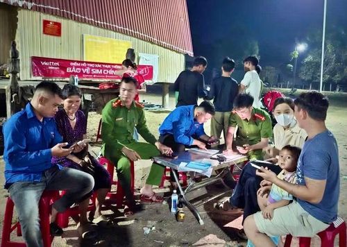 Công an xã Chư A Thai hỗ trợ người dân làm hồ sơ cấp căn cước công dân và kích hoạt tài khoản định danh điện tử mức độ 2 tại thôn, làng. Ảnh: V.L
