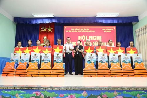 Cảnh sát biển tặng quà cho gia đình chính sách, người dân có hoàn cảnh khó khăn trên đảo Cù Lao Chàm. Ảnh: H.P