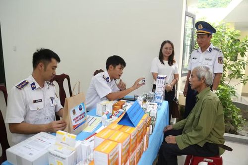 Cảnh sát biển khám bệnh, phát thuốc miễn phí cho người dân trên đảo Cù Lao Chàm. Ảnh: H.P