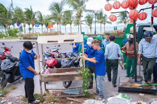  Đoàn viên thanh niên phường Quy Nhơn phối hợp cùng các đơn vị ra quân tại tuyến đường Xuân Diệu. Ảnh: ĐVCC 