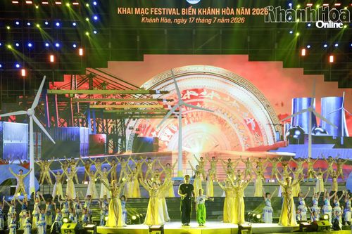 Tiết mục mang màu sắc trẻ trung, sôi nổi trong đêm sơ duyệt chương trình nghệ thuật lễ khai mạc Festival Biển Khánh Hòa năm 2026.