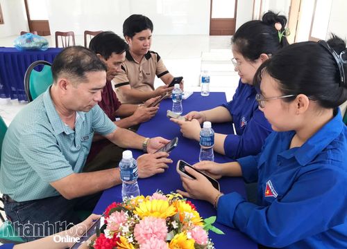Đoàn viên, thanh niên hướng dẫn, hỗ trợ người dân Tổ dân phố Khánh Sơn nâng cao kỹ năng số.