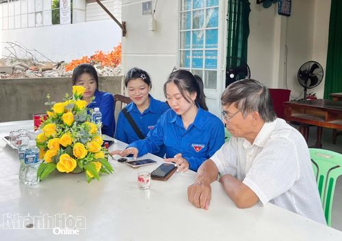 Đoàn viên, thanh niên hướng dẫn, hỗ trợ người dân Tổ dân phố Khánh Hiệp nâng cao kỹ năng số.
