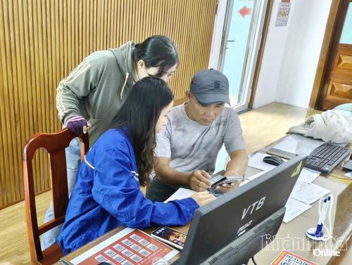 Đoàn viên, thanh niên hỗ trợ người dân thực hiện thủ tục hành chính tại Trung tâm Phục vụ hành chính công phường Ninh Chử.