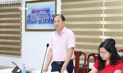 Lãnh đạo Ngân hàng Chính sách xã hội tỉnh báo cáo hoạt động tín dụng chính sách 6 tháng đầu năm.
