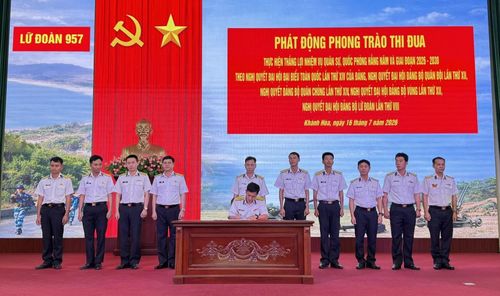 Các cơ quan, đơn vị ký kết giao ước thi đua.