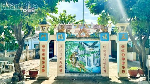 Bức bình phong mang nhiều biểu tượng văn hóa dân gian, là điểm nhấn kiến trúc đặc sắc trong khuôn viên đình Phú Thạnh.