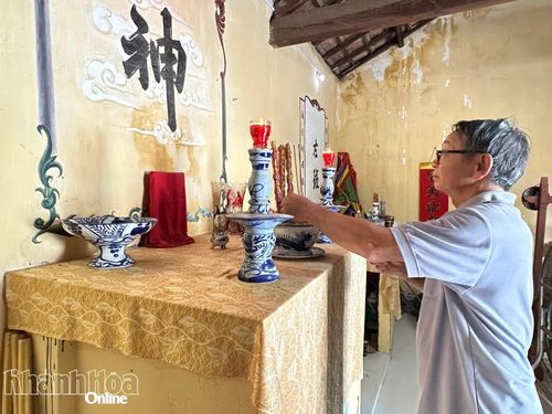 Ông Nguyễn Quang Châu, thành viên Ban Quản lý đình Phú Thạnh dâng hương tại bàn thờ tiền hiền.