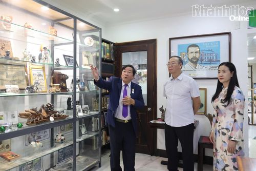 Ông Nguyễn Văn Xáng (trái) - Phó Chủ tịch Hội Những người ái mộ bác sĩ A. Yersin giới thiệu về phòng trưng bày “Nhà khoa học đa tài”.