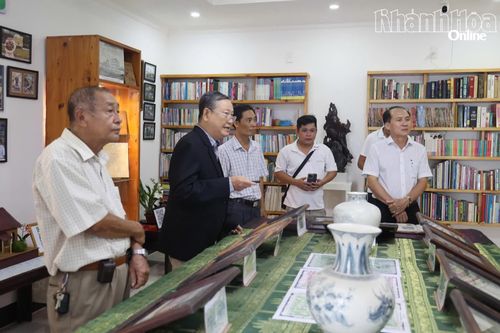  Ông Đống Lương Sơn (áo đen) - Chủ tịch Hội Những người ái mộ bác sĩ A.Yersin giới thiệu về phòng trưng bày “Dấu ấn qua thời gian". 