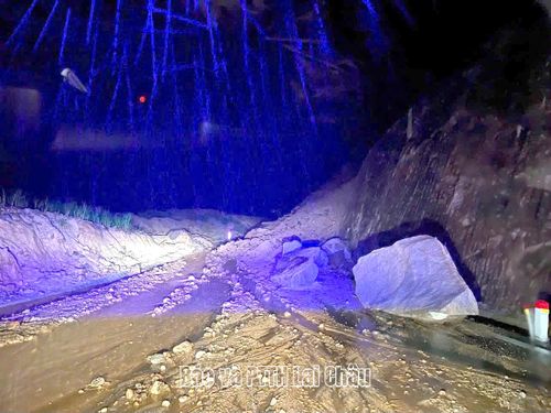 Hiện tại, cơ quan chức năng chưa thể xác định thời gian thông xe do nguy cơ sạt lở vẫn còn diễn biến phức tạp.