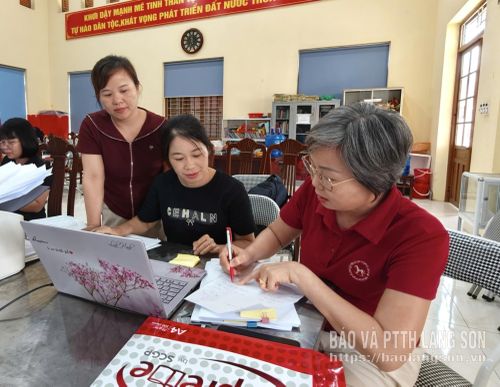 Giáo viên các trường học trên địa bàn xã Nhân Lý hỗ trợ thực hiện đối soát thông tin, đẩy nhanh xây dựng cơ sở dữ liệu đất đai