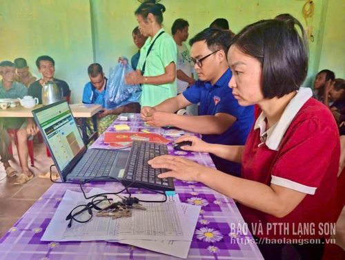 Cán bộ, đoàn viên thanh niên xã Vạn Linh ra quân thu thập thông tin đất đai