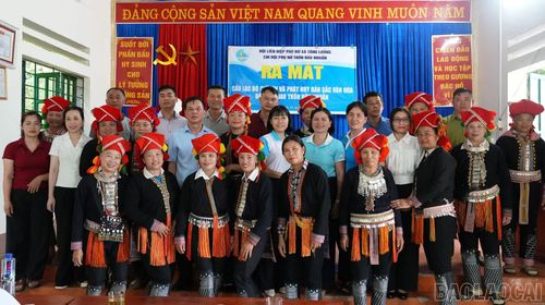 Đại biểu và các thành viên câu lạc bộ chụp ảnh lưu niệm.