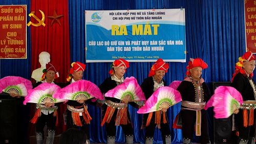 Các thành viên câu lạc bộ biểu diễn các điệu múa truyền thống tại buổi lễ.