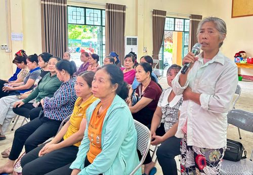 Người dân phát biểu ý kiến.