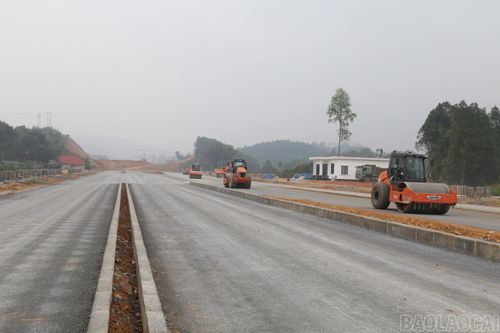 Đẩy nhanh thi công hạ tầng giao thông kết nối, mở rộng không gian phát triển công nghiệp tại xã Gia Phú.