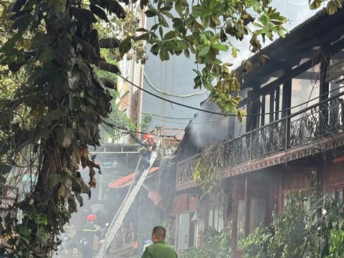 Ngay sau khi nhận được tin báo, lực lượng chức năng đã có mặt kịp thời để dập tắt đám cháy.