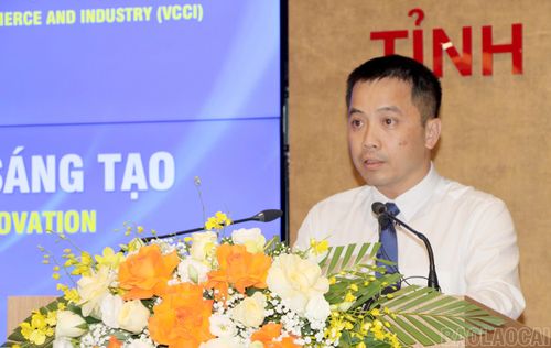 Ông Đậu Anh Tuấn trình bày chuyên đề tại tọa đàm.