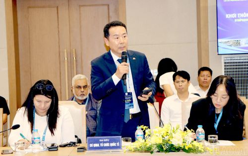 Đại diện các doanh nghiệp, nhà đầu tư trong và ngoài nước tham gia thảo luận tại tọa đàm.