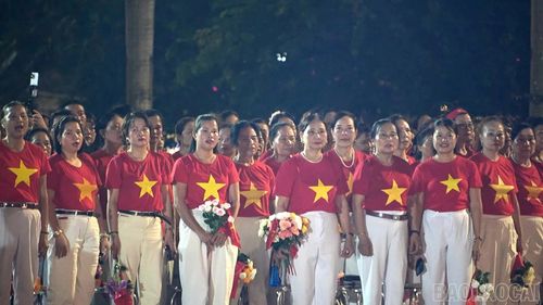 Đông đảo cán bộ, chiến sĩ và người dân tham dự buổi lễ.