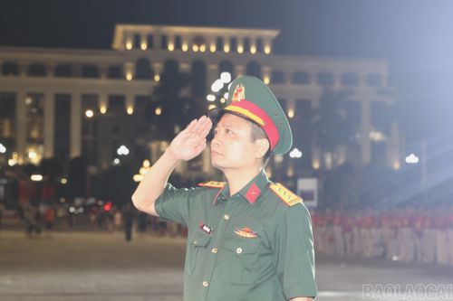 Thượng tá Đặng Thế Chung, Phó Tham mưu trưởng Bộ Chỉ huy Quân sự tỉnh thực hiện nghi lễ chào cờ.