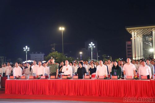 Các đại biểu thực hiện nghi lễ chào cờ.