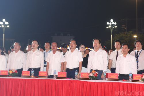 Các đại biểu thực hiện nghi lễ chào cờ và hát Quốc ca.