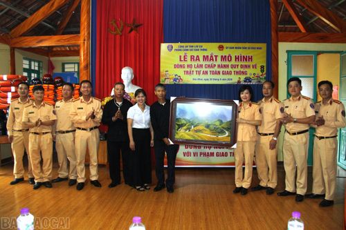 Phòng Cảnh sát giao thông Công an tỉnh Lào Cai trao quà lưu niệm cho mô hình.