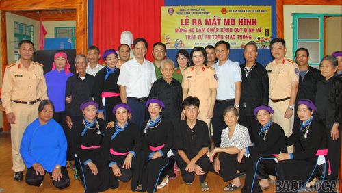 Lực lượng chức năng, chính quyền địa phương và các thành viên dòng họ Lâm tại lễ ra mắt mô hình.