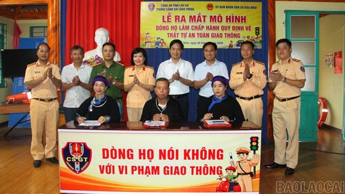 Đại diện dòng họ Lâm ký cam kết chấp hành các quy định về trật tự, an toàn giao thông.