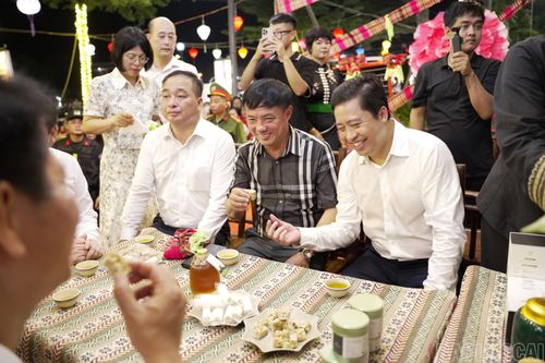 Các đồng chí lãnh đạo tỉnh tham quan, trải nghiệm Không gian văn hóa chè Phình Hồ tại phố đi bộ phường Yên Bái.