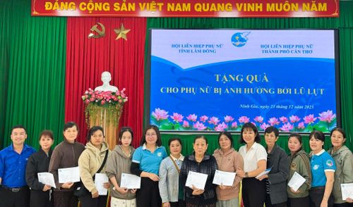 Hội trao quà giúp hội viên phụ nữ bị ảnh hưởng lũ lụt vượt qua khó khăn