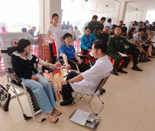 Nhiều lực lượng sẵn sàng tham gia hiến máu tình nguyện.