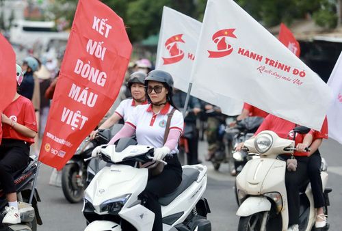 Đoàn diễu hành xe máy tuyên truyền về Hành trình đỏ - kết nối yêu thương tại khu vực Đà Lạt