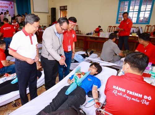 Lãnh đạo Hội CTĐ Trung ương và địa phương tặng hoa tri ân người hiến máu tại Hành trình đỏ tỉnh Lâm Đồng năm 2025.