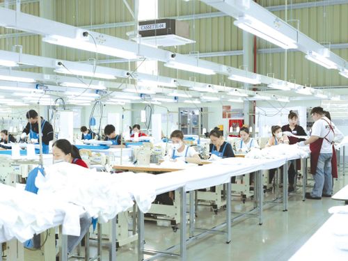 May quần áo tại Công ty STX (Nhật Bản) ở CCN Nam Hà 2