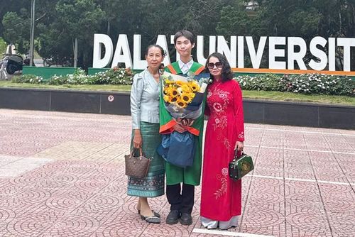 Tân cử nhân Trường Đại học Đà Lạt Khempaseuth Bowaphanh cùng mẹ đẻ (bên trái hình) và mẹ nuôi