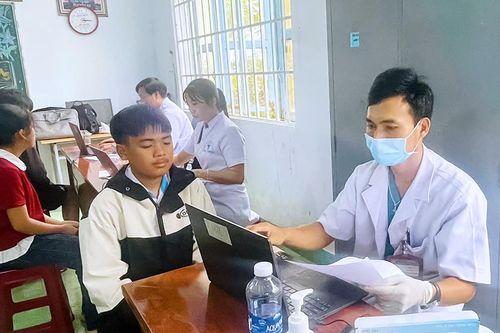 Các y, bác sĩ tổ chức khám và cập nhật hồ sơ sức khỏe của học sinh tại xã Đức An, tỉnh Lâm Đồng