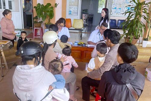 Phụ huynh xã Đức An, tỉnh Lâm Đồng đưa con đến cơ sở y tế để khám sức khỏe