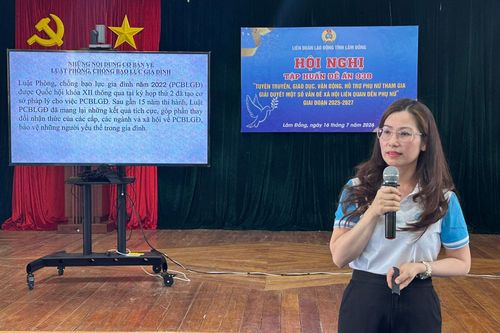 Đại diện Hội Liên hiệp Phụ nữ tỉnh truyền đạt nội dung Luật Phòng, chống bạo lực gia đình, bình đẳng giới