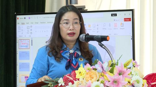 Phó Chủ tịch Liên đoàn Lao động tỉnh Vũ Thị Oanh truyền đạt kỹ năng công tác nữ công trong bối cảnh mới