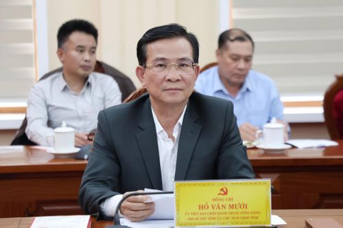 Đồng chí Hồ Văn Mười, Ủy viên Ban Chấp hành Trung ương Đảng, Phó Bí thư Tỉnh ủy, Chủ tịch UBND tỉnh Lâm Đồng tham dự phiên họp thứ 5