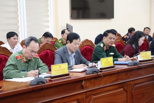 Các đồng chí trong Ban Thường vụ Tỉnh ủy Lâm Đồng tham dự phiên họp thứ 5
