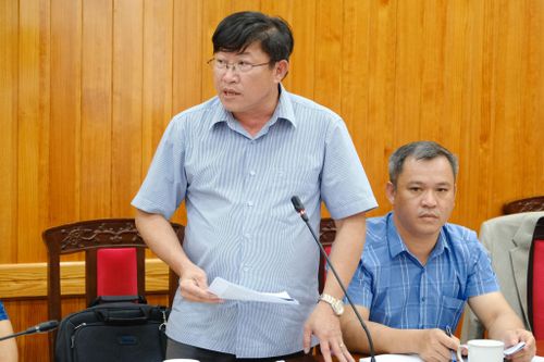 Đại diện lãnh đạo Trung tâm Phát triển quỹ đất Lâm Đồng báo cáo công tác bồi thường, giải phóng mặt bằng, khai thác hiệu quả quỹ đất và tạo quỹ đất sạch phục vụ các dự án trọng điểm trên địa bàn tỉnh