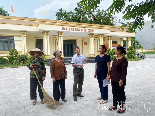 Bí thư Chi bộ thôn Hoàng Đan mới Vương Văn Sở (đứng giữa) tuyên truyền vận động Nhân dân giữ gìn nét đẹp Làng văn hóa kiểu mẫu.