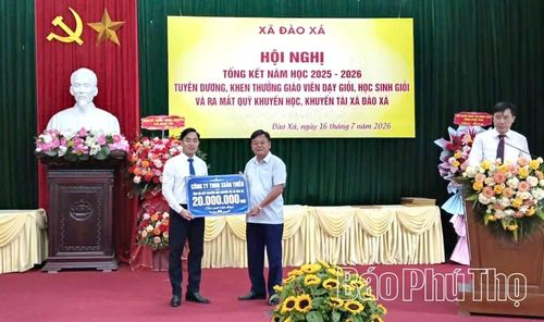 Đại diện các doanh nghiệp, tổ chức và nhà hảo tâm ủng hộ Quỹ khuyến học, khuyến tài xã Đào Xá.