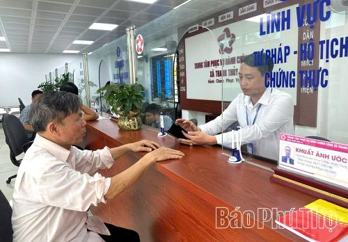 Người dân được hỗ trợ sử dụng tài khoản định danh điện tử và các dịch vụ công trực tuyến tại Trung tâm Phục vụ hành chính công xã Thanh Thủy.