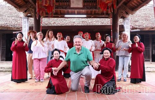 Hát Xoan làng cổ Hùng Lô, phường Vân Phú thu hút du khách trong và ngoài nước trải nghiệm, góp phần lan tỏa văn hóa Đất Tổ ra thế giới.